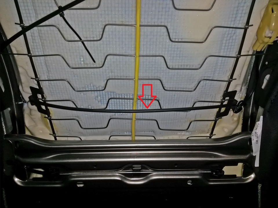 Натянуть трос упора в поясницу водительского сиденья на автомобиле Hyundai ix35