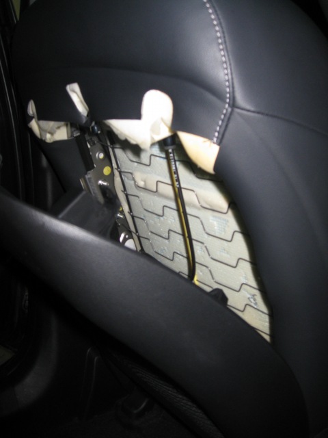 Отсоединить верх спинки водительского сиденья из фиксаторов на автомобиле Hyundai ix35