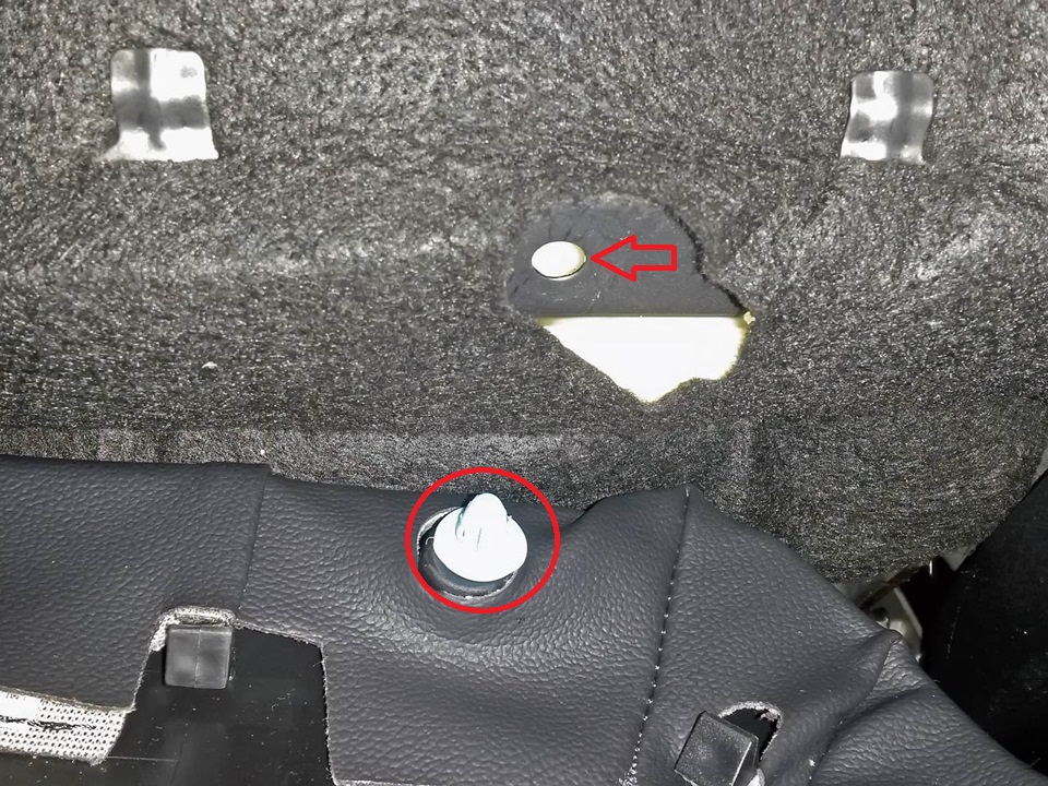 Нижний пистон спинки водительского сиденья на автомобиле Hyundai ix35