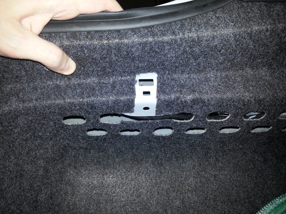 Отверстие в панели багажника под крючок Skoda Rapid