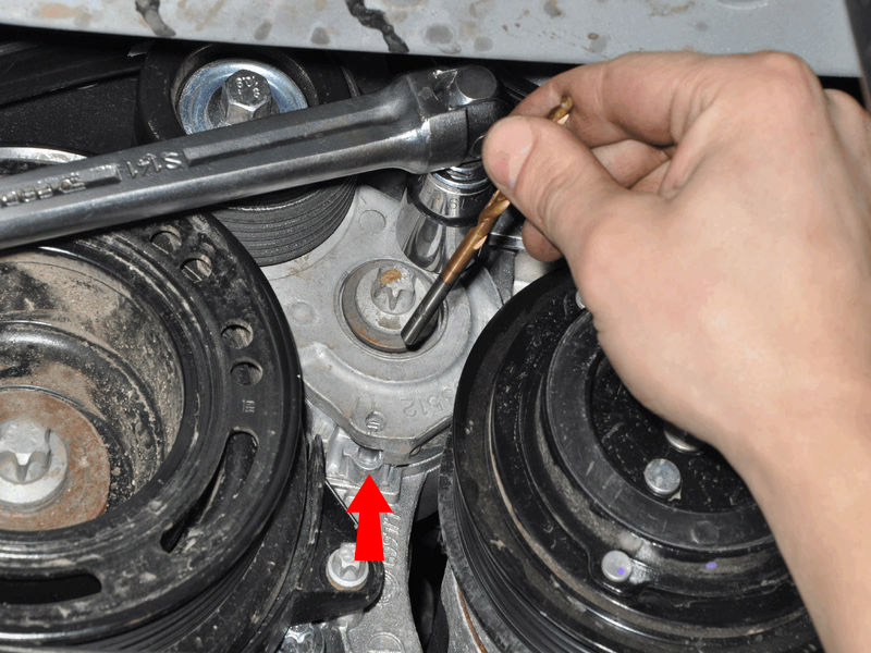Зафиксировать натяжитель вспомогательного ремня на автомобиле Chevrolet Cruze J300 2008-2016