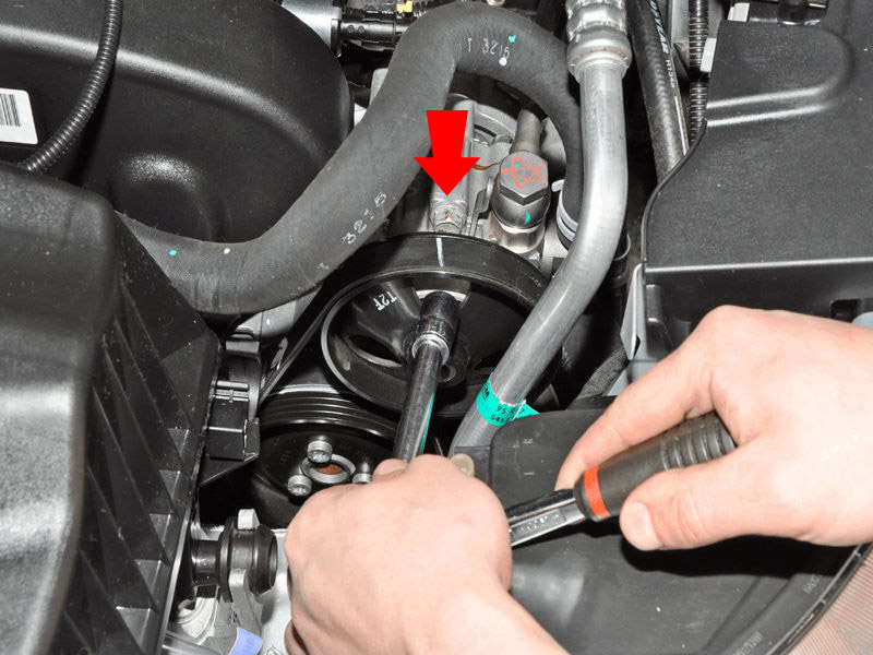 Открутить верхний болт насоса гур на автомобиле Chevrolet Cruze J300 2008-2016