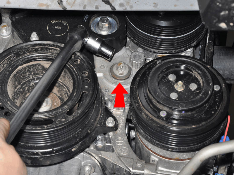Открутить натяжной ролик ремня вспомогательных агрегатов на автомобиле Chevrolat Cruze J300 2008-2016