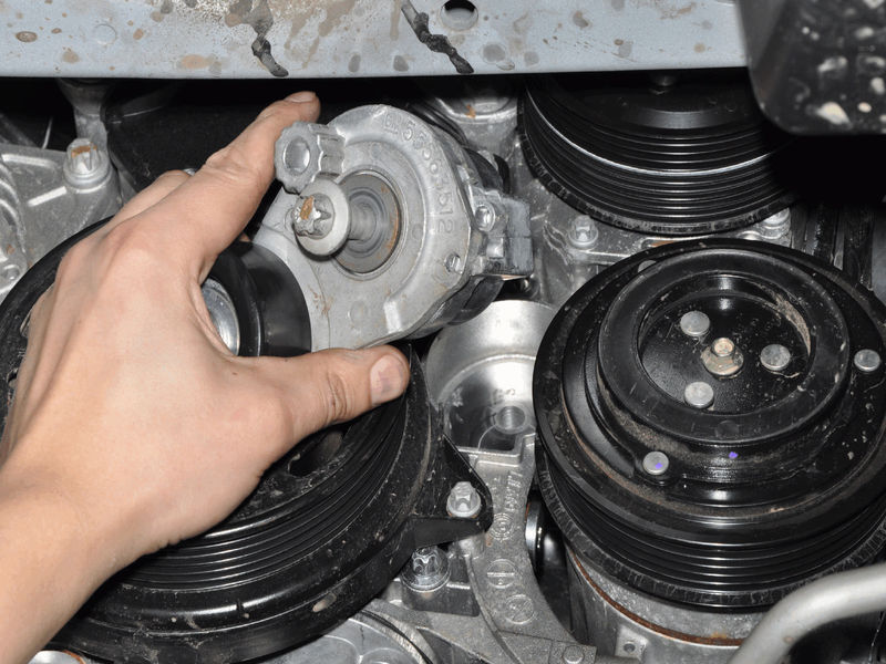 Снять натяжной ролик ремня вспомогательных агрегатов на автомобиле Chevrolet Cruze J300 2008-2016