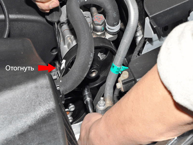 Установить вспомогательный ремень насоса ГУР на автомобиле Chevrolet Cruze J300 2008-2016