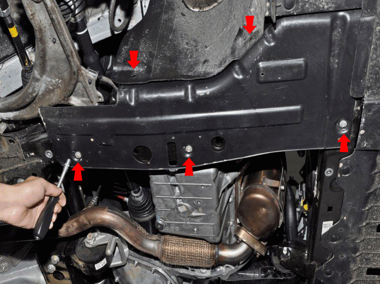 Открутить крепления правого грязезащитного щитка мотора на автомобиле Chevrolet Cruze J300 2008-2016