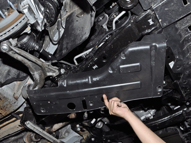 Снять правый грязезащитный щиток мотора на автомобиле Chevrolet Cruze J300 2008-2016