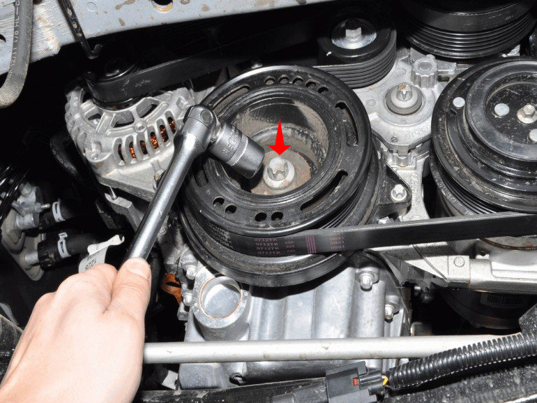 Повернуть коленчатый вал за винт крепления шкива для проверки ремня на автомобиле Chevrolet Cruze J300 2008-2016