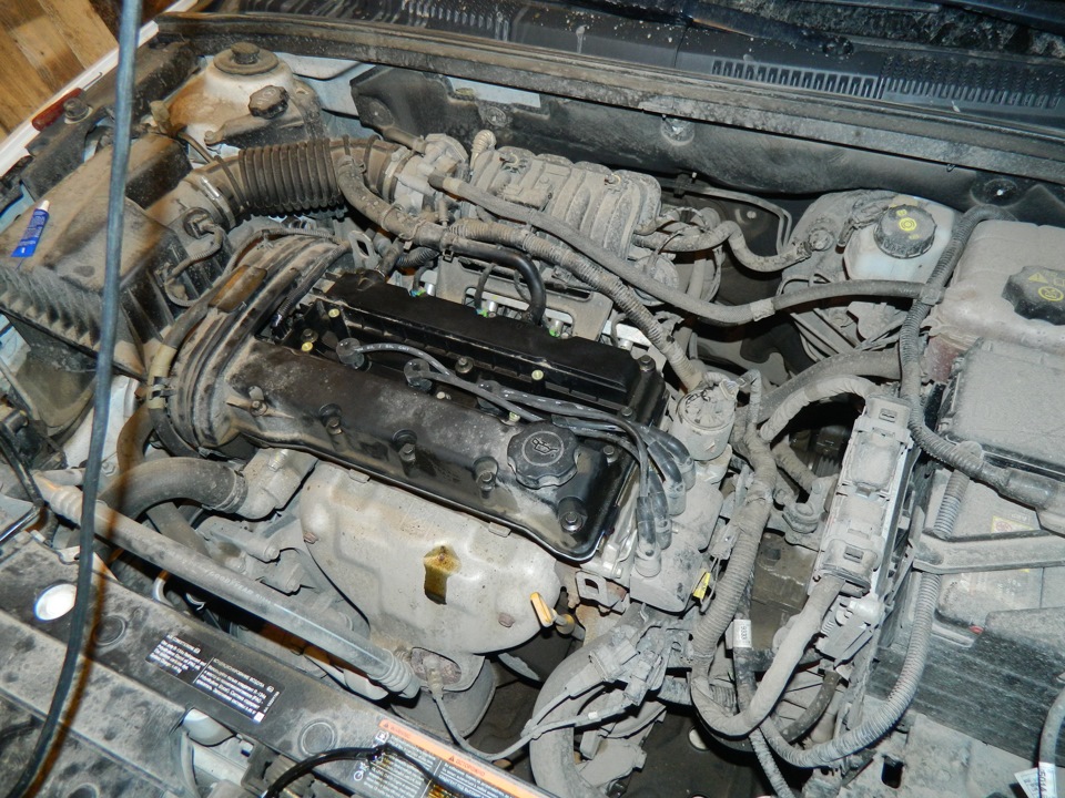 Снять декоративную крышку двигателя на автомобиле Chevrolet Cruze J300 2008-2016