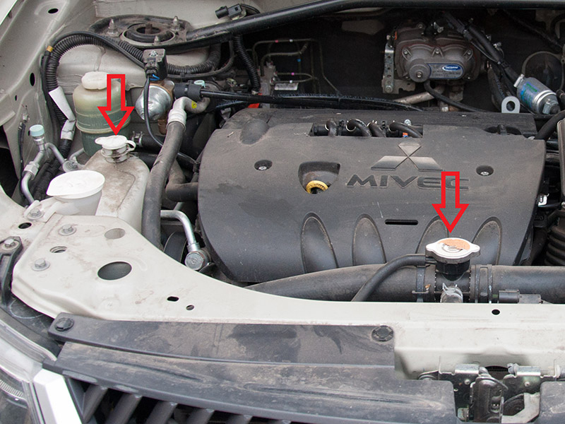 Размещение установленных крышек радиатора и расширительного бачка системы охлаждения двигателя Mitsubishi Outlander XL