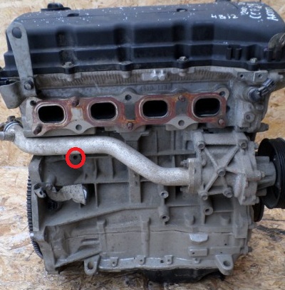 Размещение сливной пробки охлаждающей жидкости из блока цилиндров двигателей 4B11 и 4B12 Mitsubishi Outlander XL
