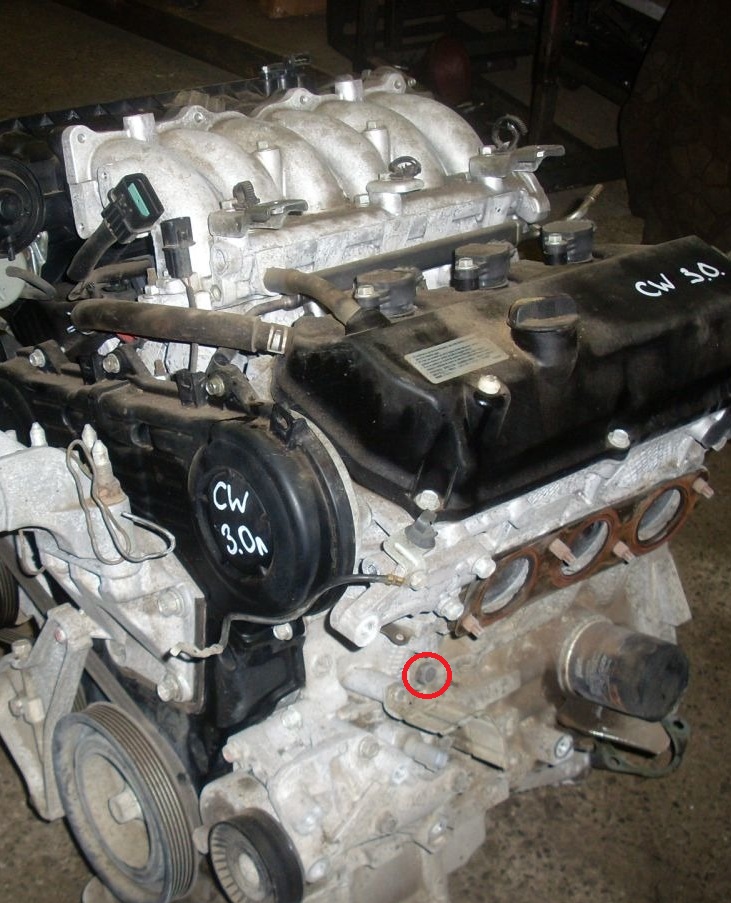 Размещение сливной пробки охлаждающей жидкости из левой стороны блока цилиндров двигателя 6B31 Mitsubishi Outlander XL