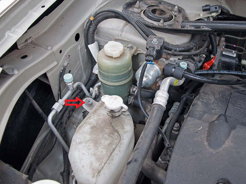 Размещение болта крепления расширительного бачка системы охлаждения двигателя Mitsubishi Outlander XL