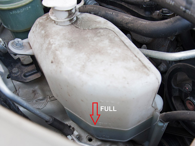 Метка FULL на расширительном бачке системы охлаждения двигателя Mitsubishi Outlander XL