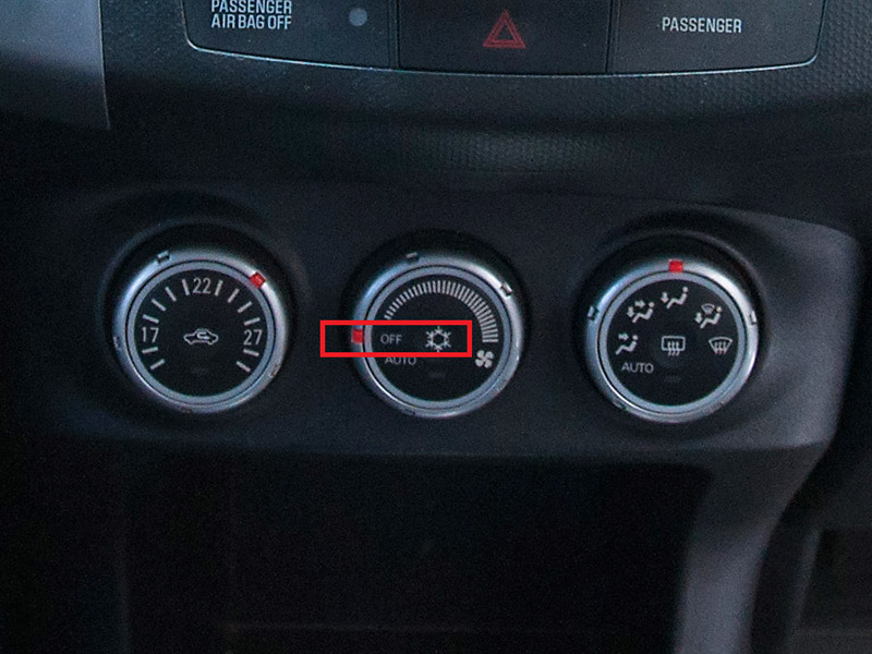 Расположение кнопки выключения кондиционера на центральной панели Mitsubishi Outlander XL