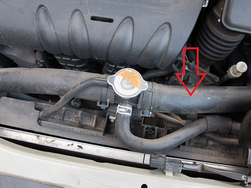 Размещение верхнего шланга радиатора двигателя 4B12 Mitsubishi Outlander XL