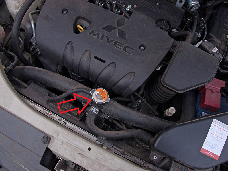 Размещение крышки горловины радиатора системы охлаждения двигателя 4B12 Mitsubishi Outlander XL