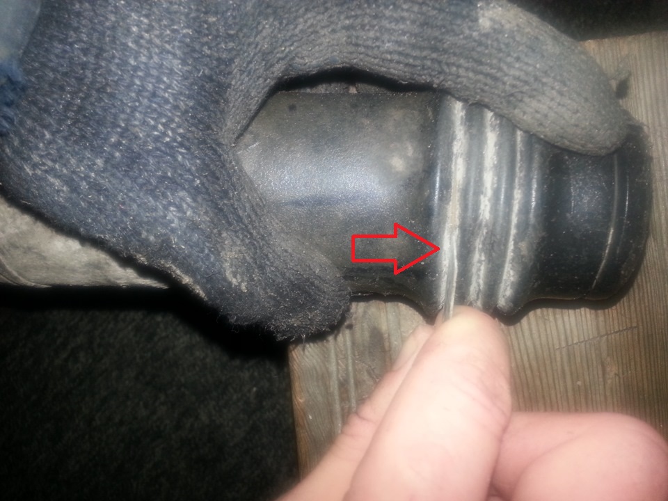 Отрезать часть старого пыльник заднего амортизатора на автомобиле Hyundai ix35