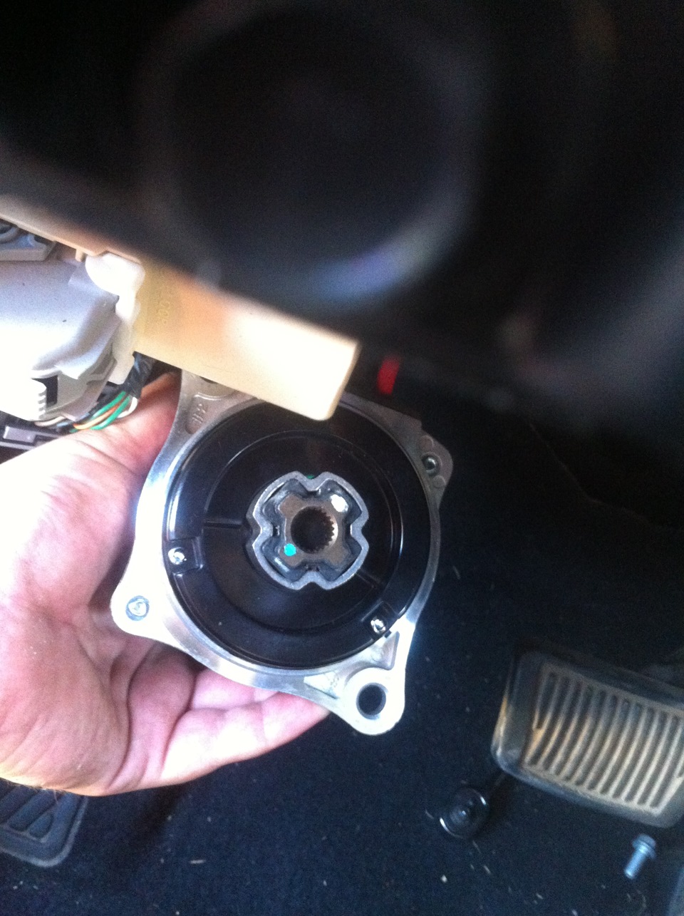 Снять двигатель электроусилителя руля 56330-2S510 на автомобиле Hyundai ix35
