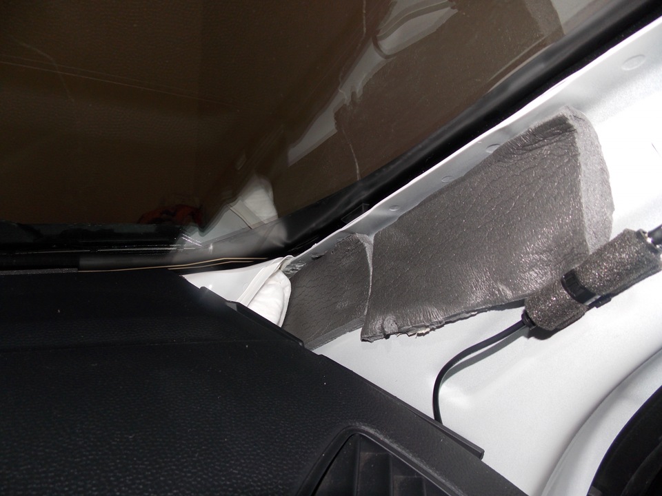 Шумоизоляция передней стойки кузова салона на автомобиле Hyundai ix35