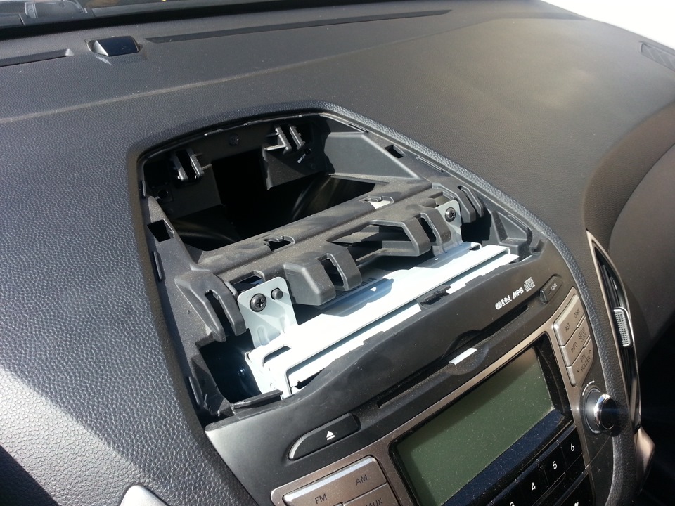 Снять верхний козырек магнитолы на автомобиле Hyundai ix35