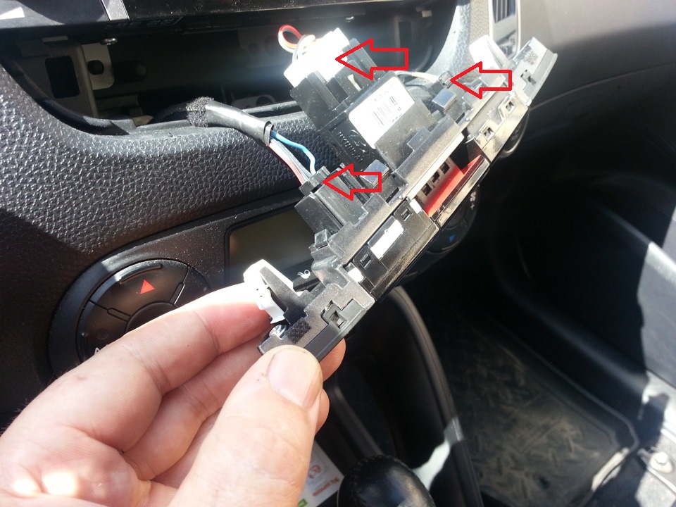 Снять колодки проводов кнопок аварийки на автомобиле Hyundai ix35