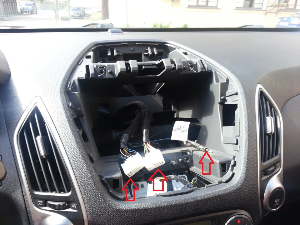 Расположение колодок магнитолы на автомобиле Hyundai ix35