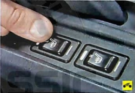 Нажатие на переднее плечо клавишы обогрева сидений Nissan Almera Classic