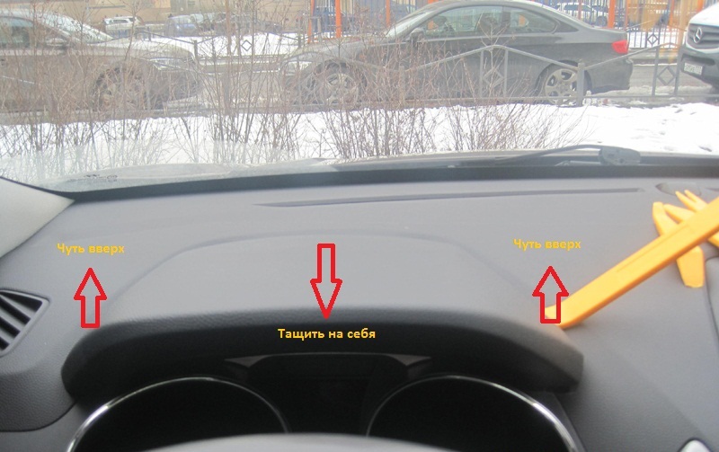 Поддеть козырек панели приборов на автомобиле Hyundai ix35