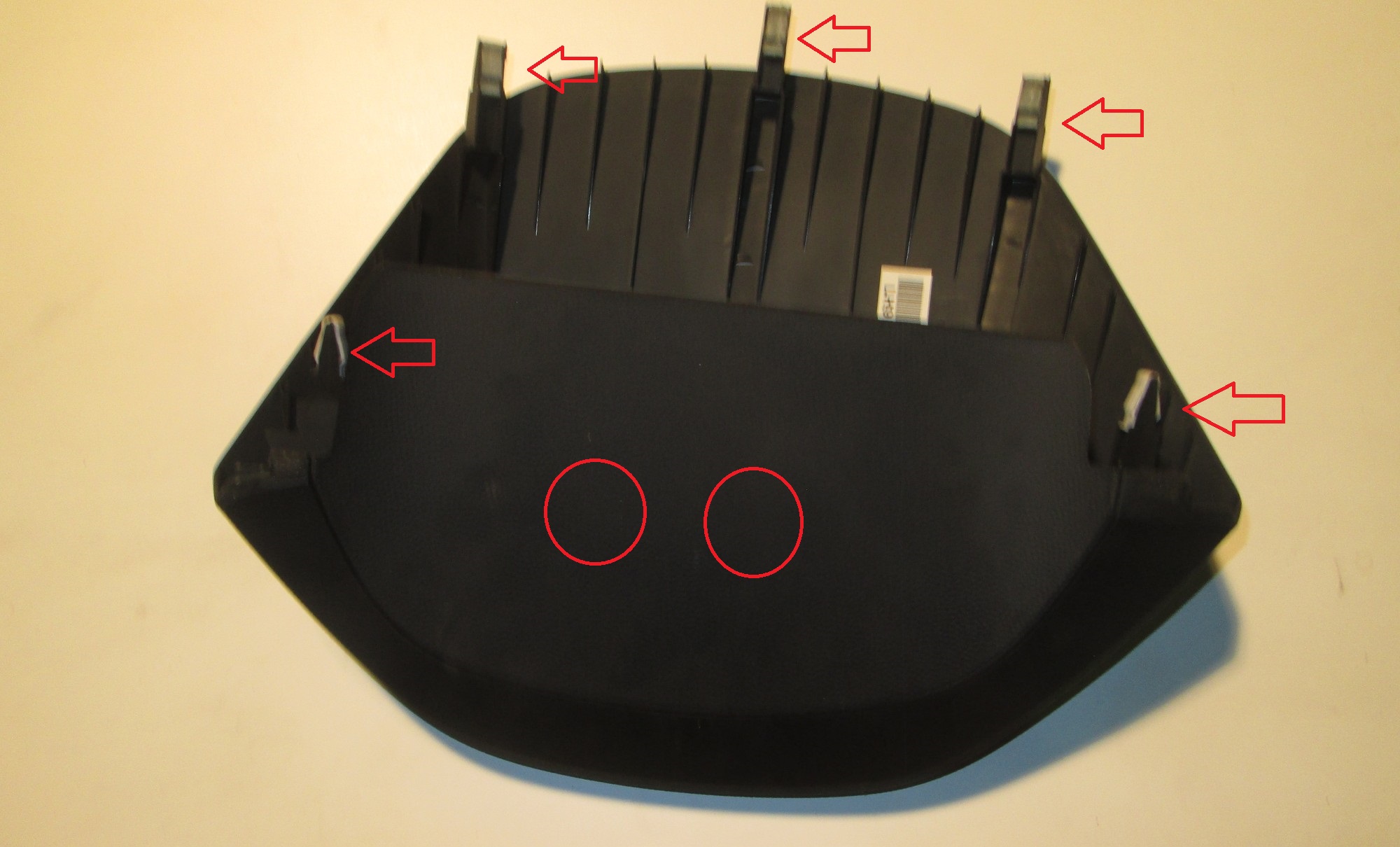 Расположение фиксаторов козырька комбинации приборов на автомобиле Hyundai ix35