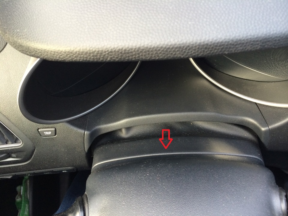 Поддеть первую часть кожуха рулевой колонки на автомобиле Hyundai ix35