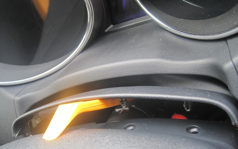 Отсоединить кожух рулевой колонки на автомобиле Hyundai ix35