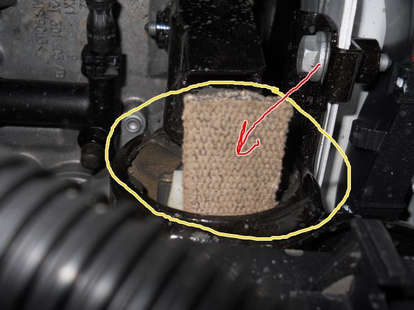 Резиновая полоска между пластмассовой и металлической частью подушки КПП Skoda Rapid