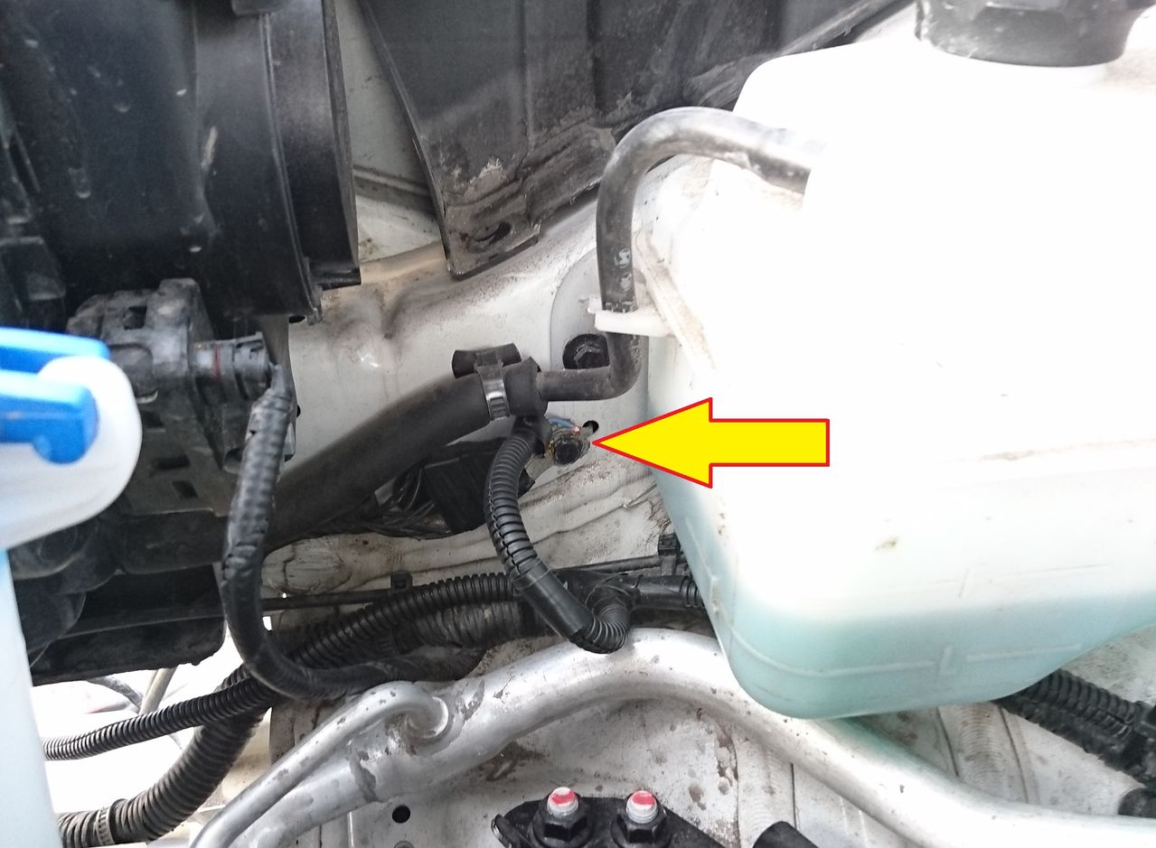Подключить провод датчика омывателя к Массе на автомобиле Hyundai ix35