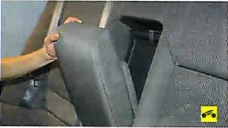 Откидывание подлокотника заднего сиденья Nissan Almera