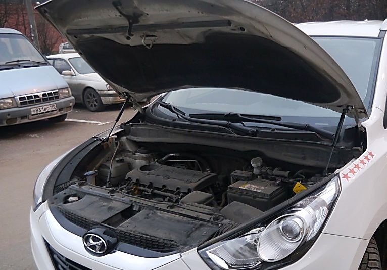 Установленные упоры на капот на автомобиле Hyundai ix35