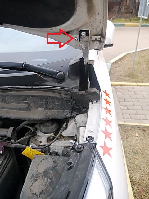 Закрепить крепление амортизатора капота на автомобиле Hyundai ix35