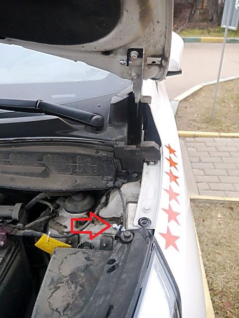 Установить крепления газового упора капота на автомобиле Hyundai ix35