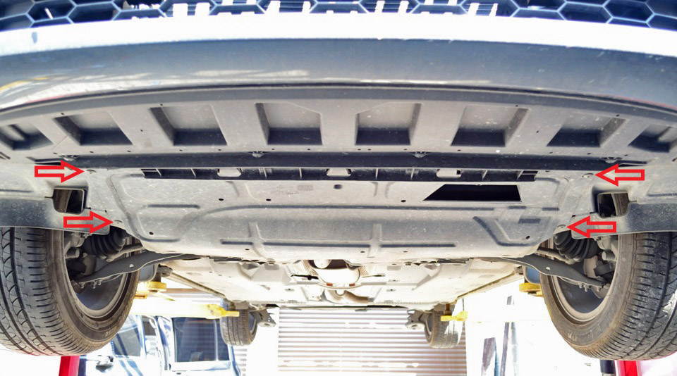 Расположение саморезов переднего крепления пластикового кожуха защиты картера двигателя Skoda Rapid