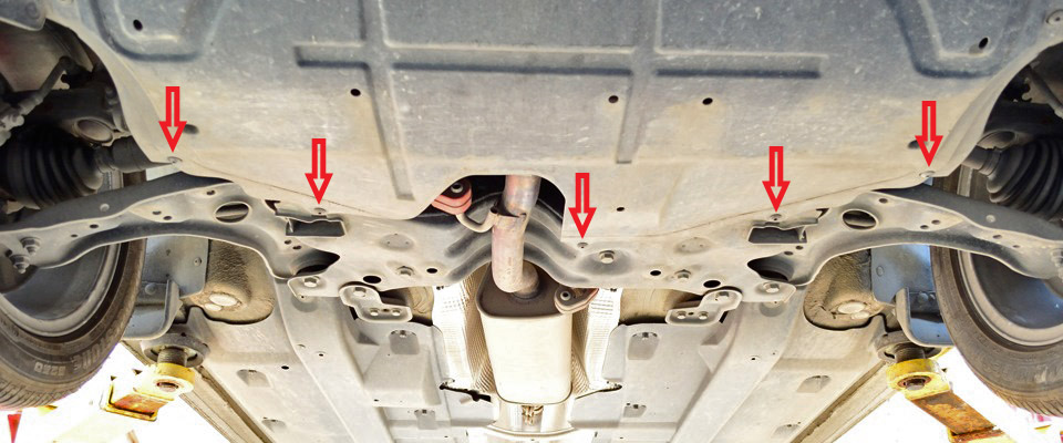 Расположение саморезов заднего крепления пластикового кожуха защиты картера двигателя Skoda Rapid