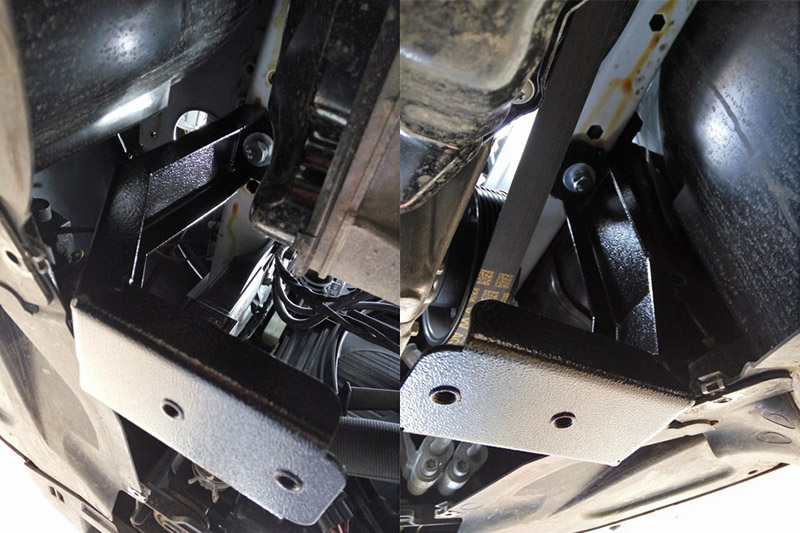 Установленные и закрепленные кронштейны крепления защиты картера двигателя Skoda Rapid