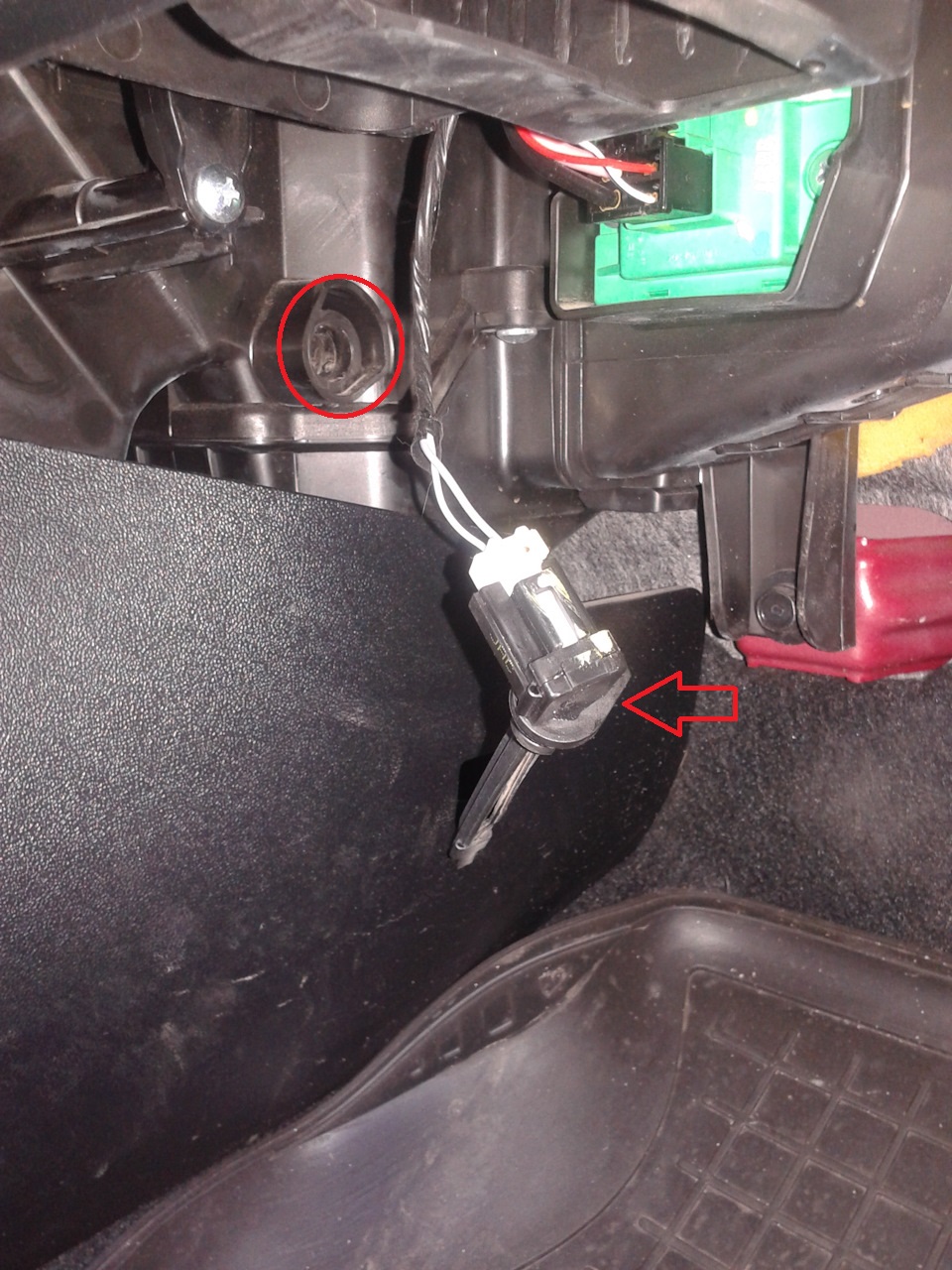 Снять датчик температуры воздуха на автомобиле Hyundai ix35