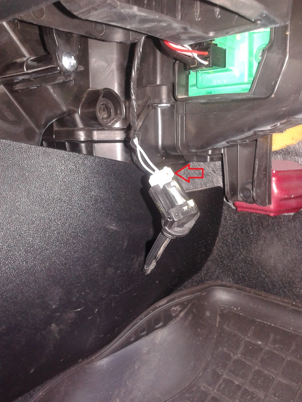 Отсоединить колодку проводов от датчика температуры воздуха на автомобиле Hyundai ix35