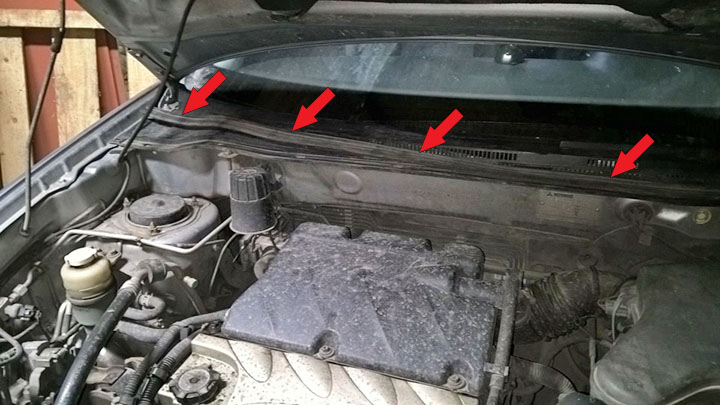 Снятие уплотнительной резиновой прокладки кромки моторного щита Mitsubishi Outlander