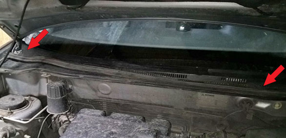 Пластиковой кожух между щитом двигателя и лобовым стеклом Mitsubishi Outlander