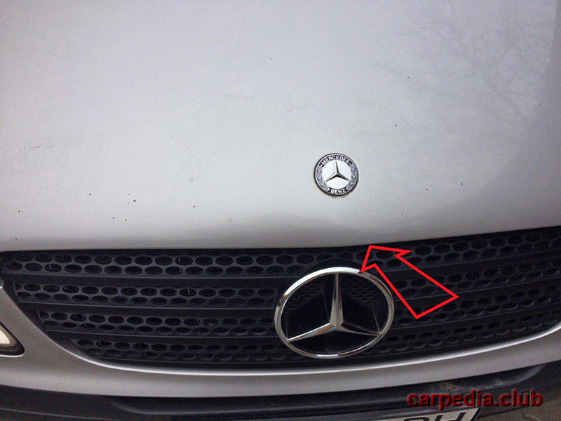 Расположение рычага открывания капота на автомобиле Mercedes-Benz Vito 2007
