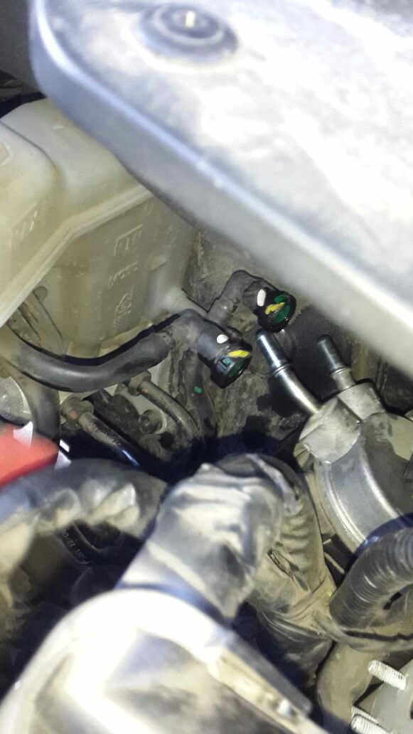 Отсоединить топливные трубки от топливного фильтра на автомобиле Hyundai ix35