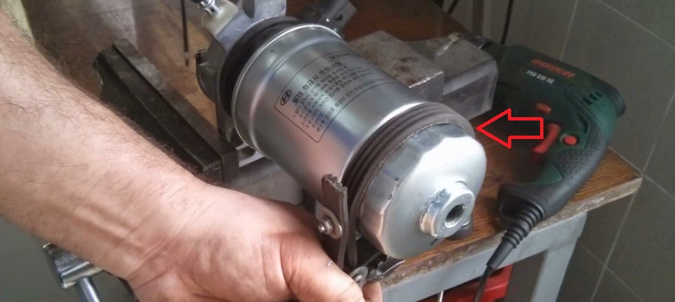 Открутить топливный фильтр от подогревателя топливного фильтра на автомобиле Hyudnai ix35
