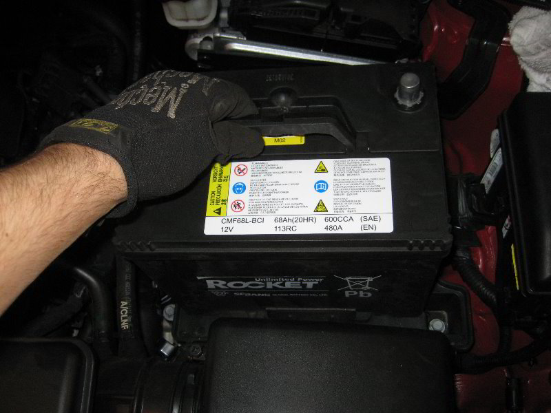 Снимите аккумуляторную батарею на автомобиле Hyundai ix35