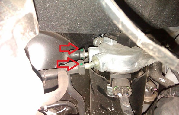Расположение фиксаторов топливных трубок топливного фильтра на автомобиле Hyundai ix35